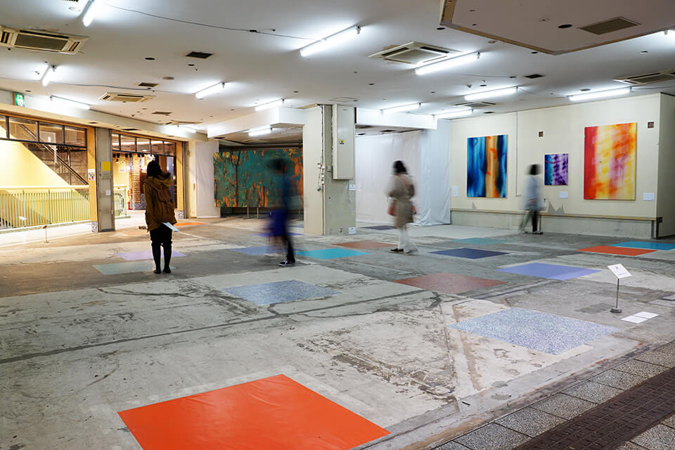 「下町芸術祭-ウィズペインター」<br />
アスタくにづか空店舗/神戸<br />
<br />
「カオスモスペインティング-chaosmos painting」<br />
2015<br />
100×100cm 20面<br />
acrylic on floor