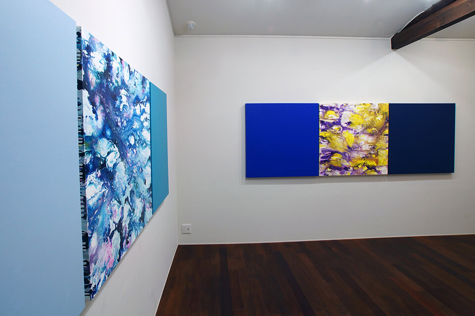 [左]「星々の悲しみ- blue on blue 」<br />
2013<br />
91×221.4×4cm<br />
acrylic on canvas<br />
<br />
[右]「星々の悲しみ- blue on blue 」<br />
2013<br />
91×273×4cm<br />
acrylic on canvas
