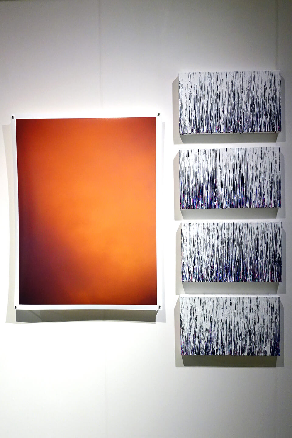 [左]大洲 大作 氏「夏の光Ⅱ」<br />
<br />
[右]「WM- RGB」<br />
2016<br />
27.3×45.5×4cm<br />
acrylic on canvas