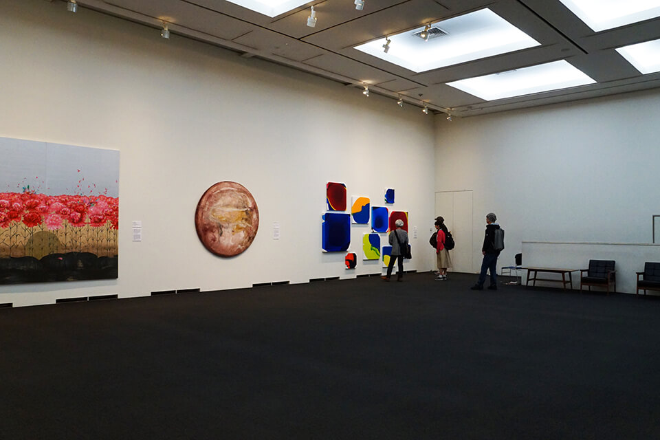 「VOCA展2019」<br />
2019<br />
「luminous dropping」<br />
41×41×4cm～100×100×10cm<br />
作品制作：2018<br />
acrylic on canvas<br />
上野の森美術館/東京